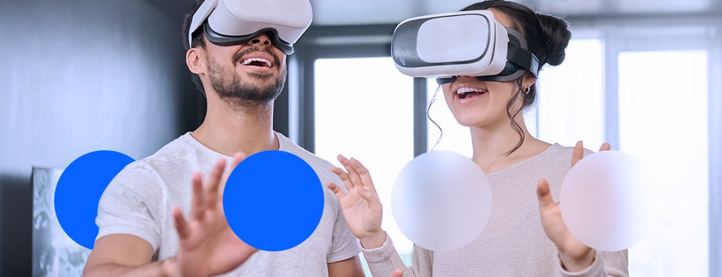 Un chico y una chica con gafas de realidad virtual conectados a las nuevas redes de telecomunicaciones.