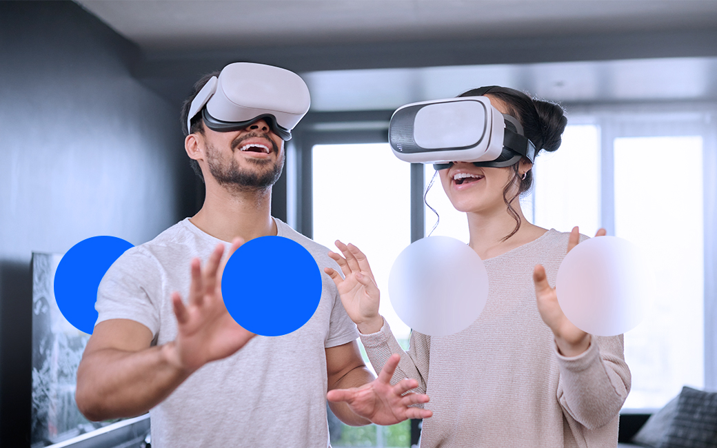 Un chico y una chica con gafas de realidad virtual conectados a las nuevas redes de telecomunicaciones.