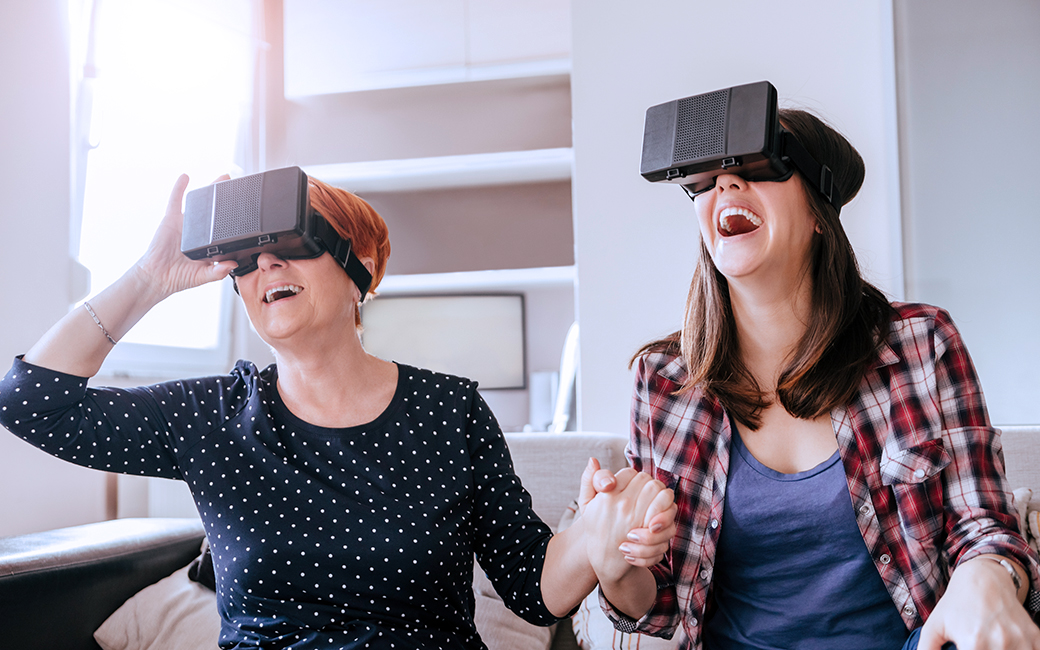 Dos mujeres con gafas de realidad virtual.