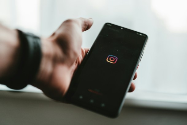 móvil con el logotipo de Instagram