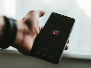 móvil con el logotipo de Instagram