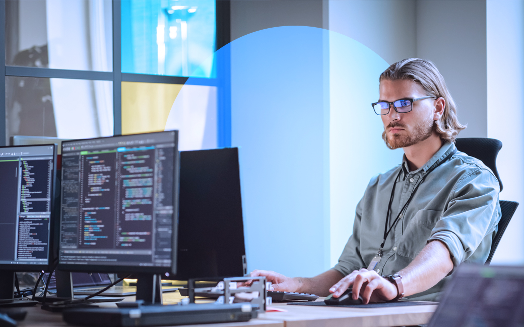 Desarrollador programando en un ordenador de mesa.