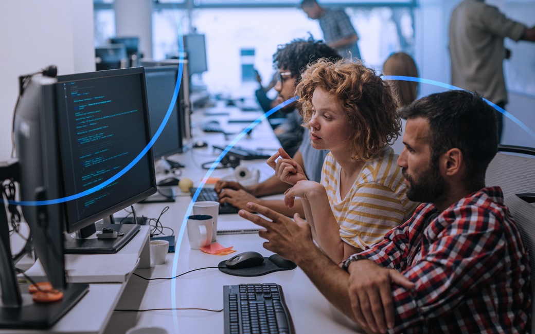 Equipo de desarrolladores programando en una oficina.