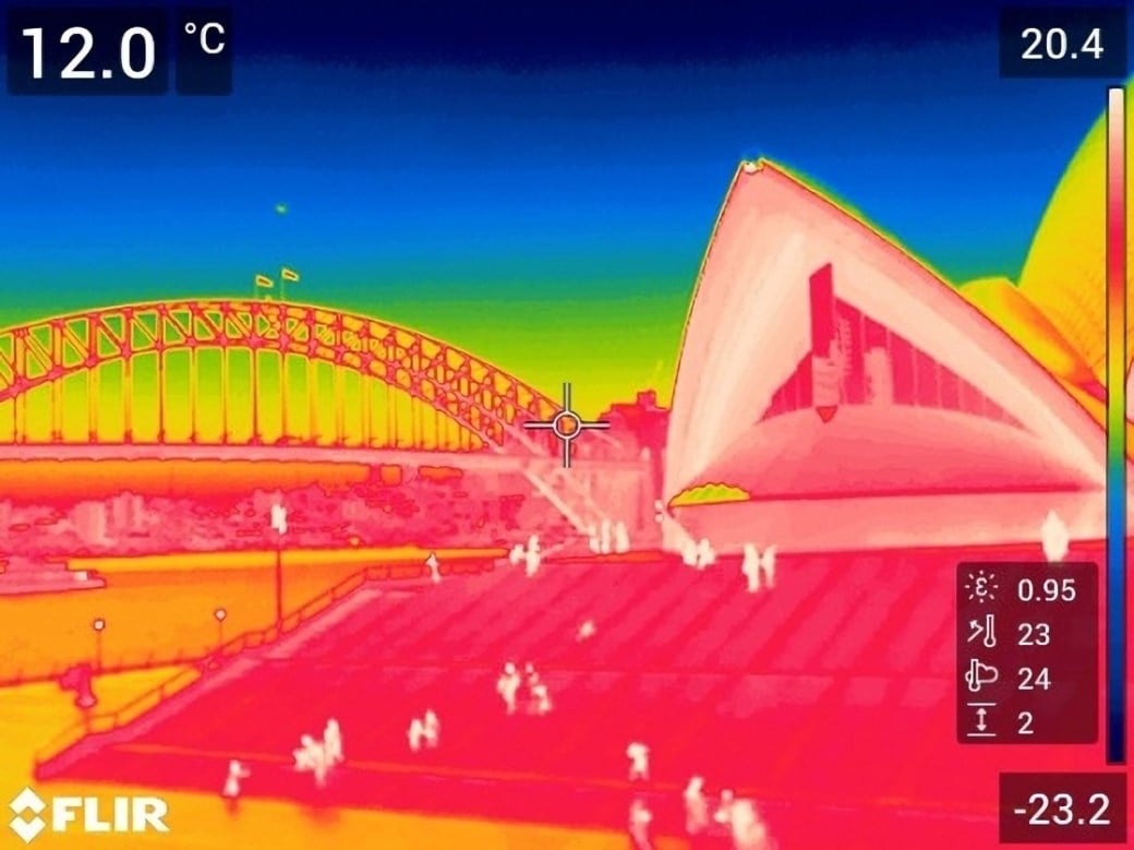 Cámara termográfica que capta la temperatura para generar energía solar durante la noche.