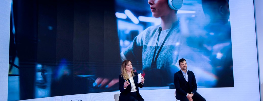 dos personas exponiendo en evento de tecnología