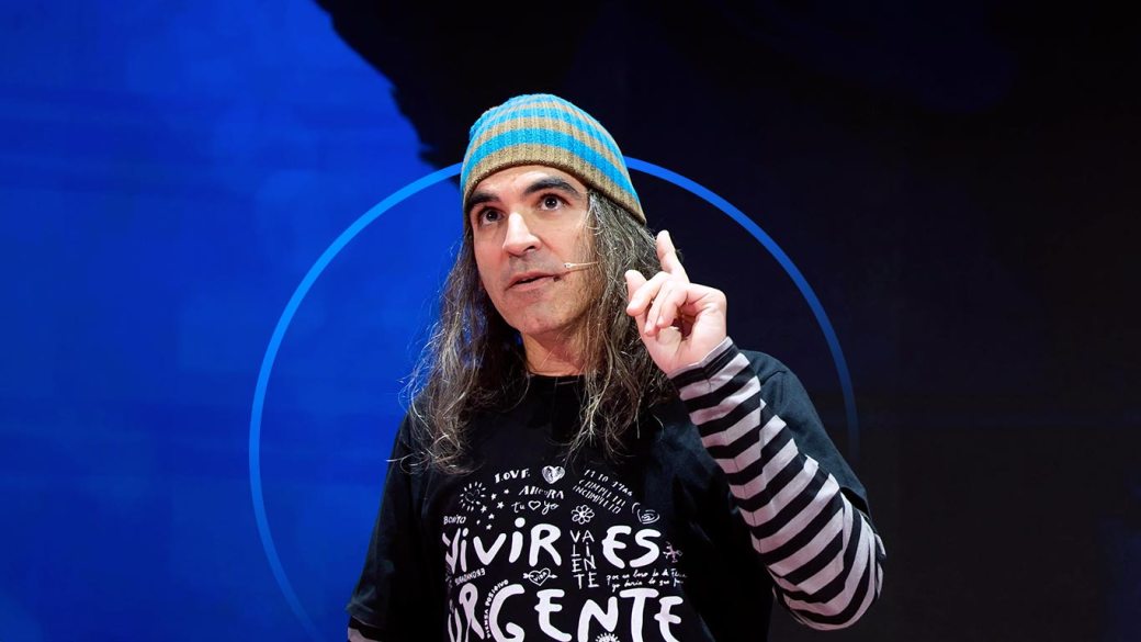Imagen de Chema Alonso en la Keynote del MWC24 primer plano