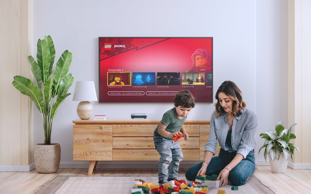 Mujer e hijo jugando en el salón de casa