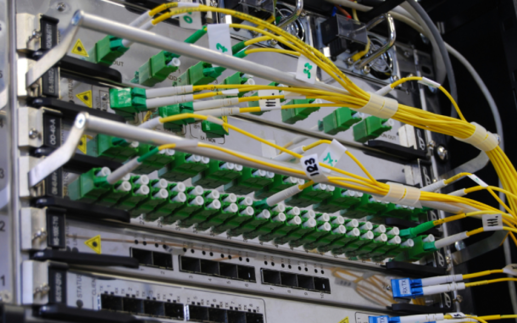 Transmisión datos 4,5 millones de veces más rápida redes de banda más ancha
