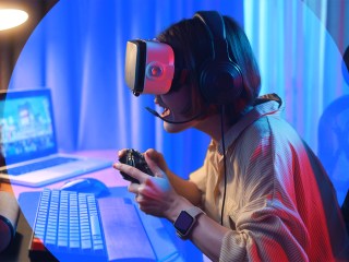 Persona jugando en el Metaverso con gafas de realidad virtual