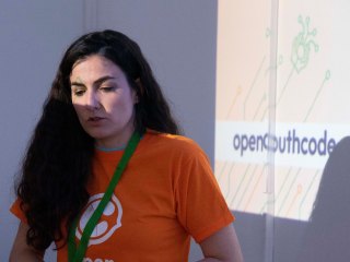 Laura Lacarra dando una ponencia en el evento OpenSouthCode