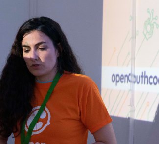Laura Lacarra dando una ponencia en el evento OpenSouthCode