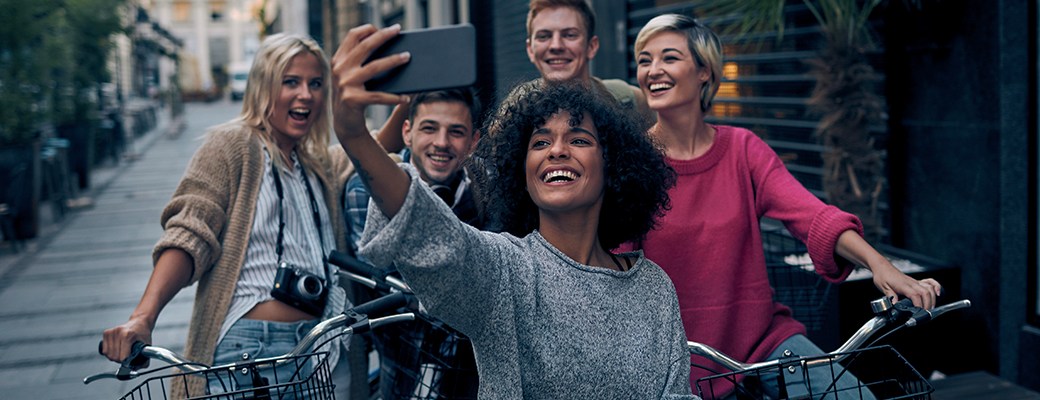 grupo de amigos sacándose un selfie para redes sociales