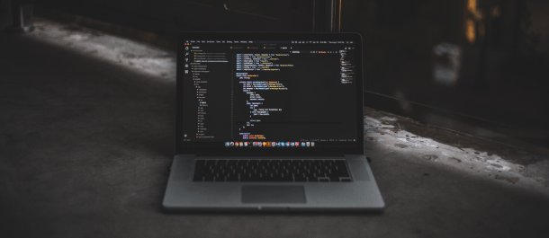 Ordenador negro mostrando códigos en su pantalla 