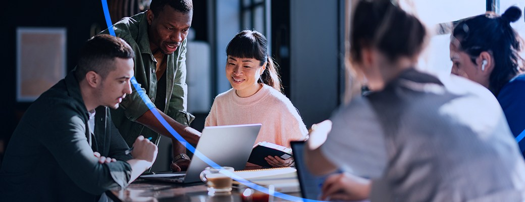 equipo de trabajo buscando una solución para el Santander X Challenge