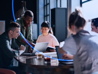 equipo de trabajo buscando una solución para el Santander X Challenge