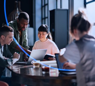 equipo de trabajo buscando una solución para el Santander X Challenge