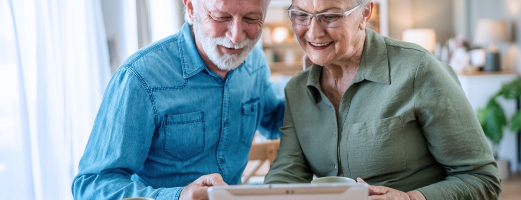 Personas mayores con una tablet