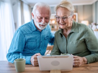 Personas mayores con una tablet