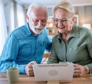 Personas mayores con una tablet