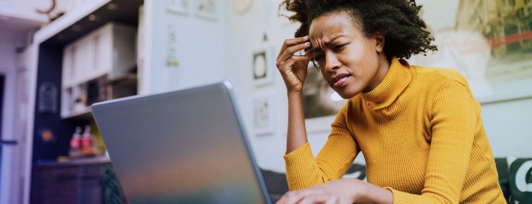 Mujer frustrada mirando la pantalla de su ordenador