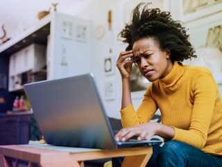 Mujer frustrada mirando la pantalla de su ordenador