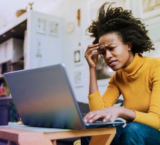 Mujer frustrada mirando la pantalla de su ordenador