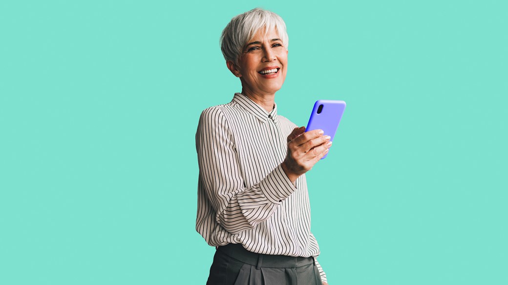 Mujer de pelo corto blanco sujetando un teléfono móvil morado