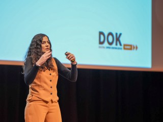 Laura Lacarra dando una ponencia en el DOK Summit