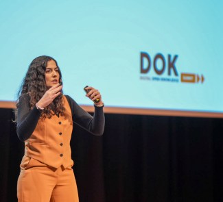 Laura Lacarra dando una ponencia en el DOK Summit