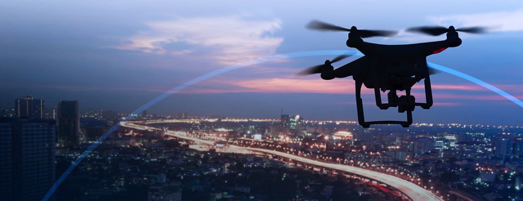 vuelo con dron sobre la ciudad