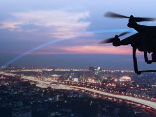 vuelo con dron sobre la ciudad