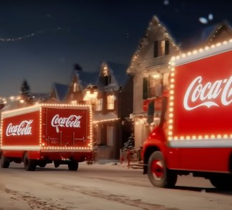 Camiones de Coca-Cola repartiendo en Navidad generado por IA