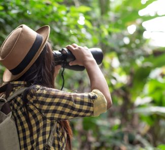 explorador-turista-selva-prismáticos-observar