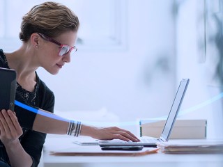 mujer evitando usurpación de identidad