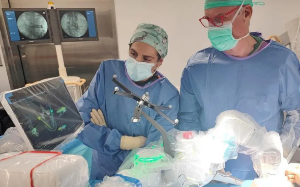  Hospital Vithas Málaga realizó la primera intervención de columna en Andalucía utilizando cirugía robótica con el sistema Mazor.