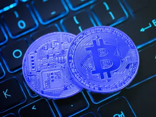 monedas con el símbolo de bitcoin encima de un teclado