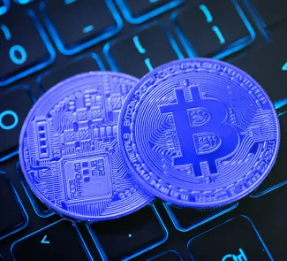 monedas con el símbolo de bitcoin encima de un teclado