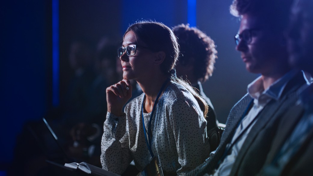 Mujer participando en un evento