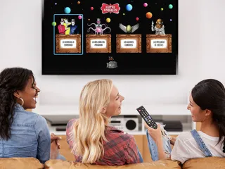 Mujeres riendo y viendo la tele