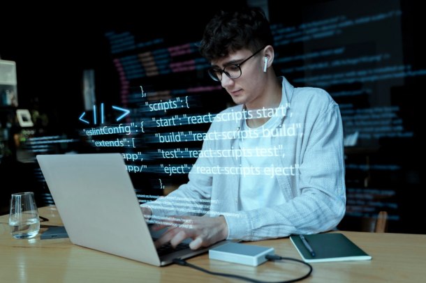 experiencia-programacion-persona-que-trabaja-codigos-computadora-pyhton-MIT