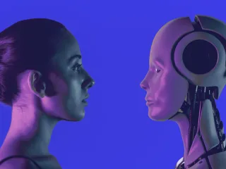 persona mirandose cara a cara con un robot