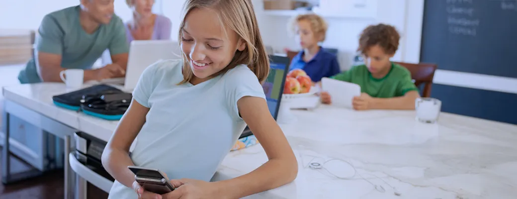 niña con el telefono en su casa