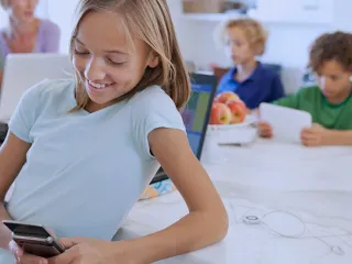 niña con el telefono en su casa