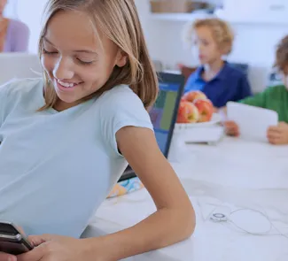 niña con el telefono en su casa