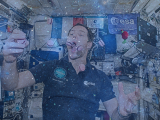 cabecera texto galaxia cultivo espacio astronauta come macarrón francés