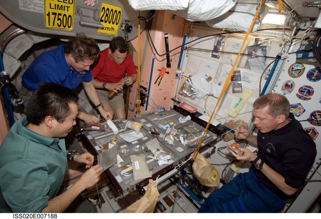 Astronautas de la NASA comen en la Estación Espacial Internacional
