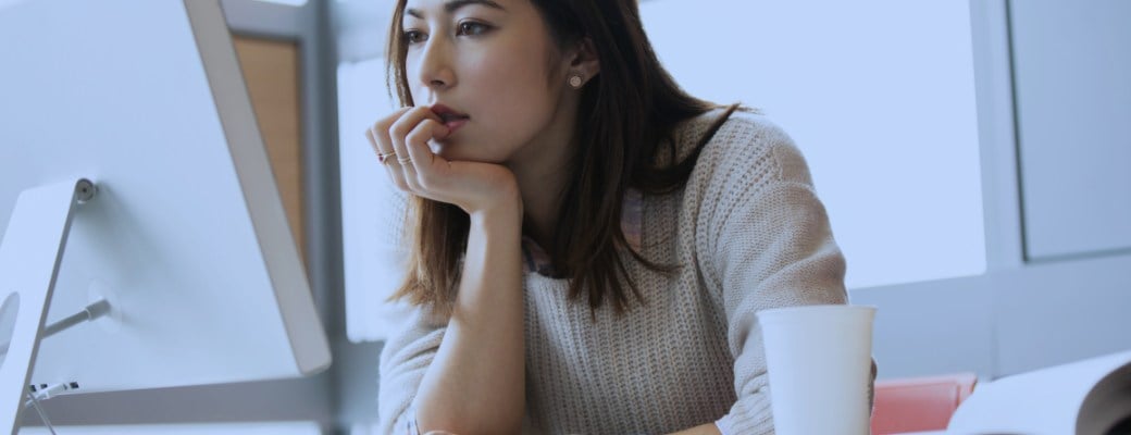 Mujer viendo la pantalla de un ordenador