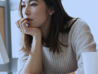 Mujer viendo la pantalla de un ordenador