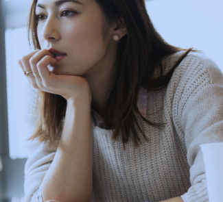 Mujer viendo la pantalla de un ordenador