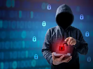 Hacker atacando y desbloqueando la seguridad de un aparato electrónico